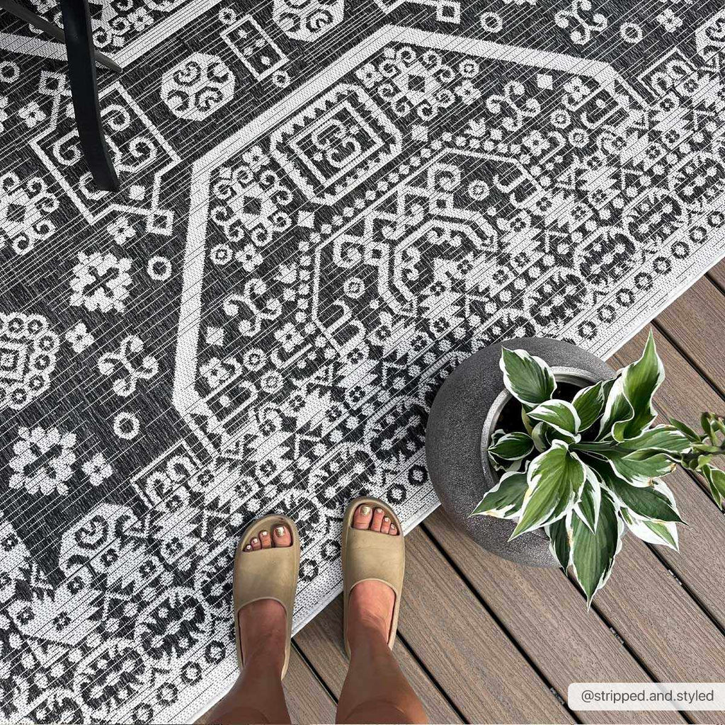 Hauteloom Kingscliff KNGRA Black Machine Made Polypropylene Rug