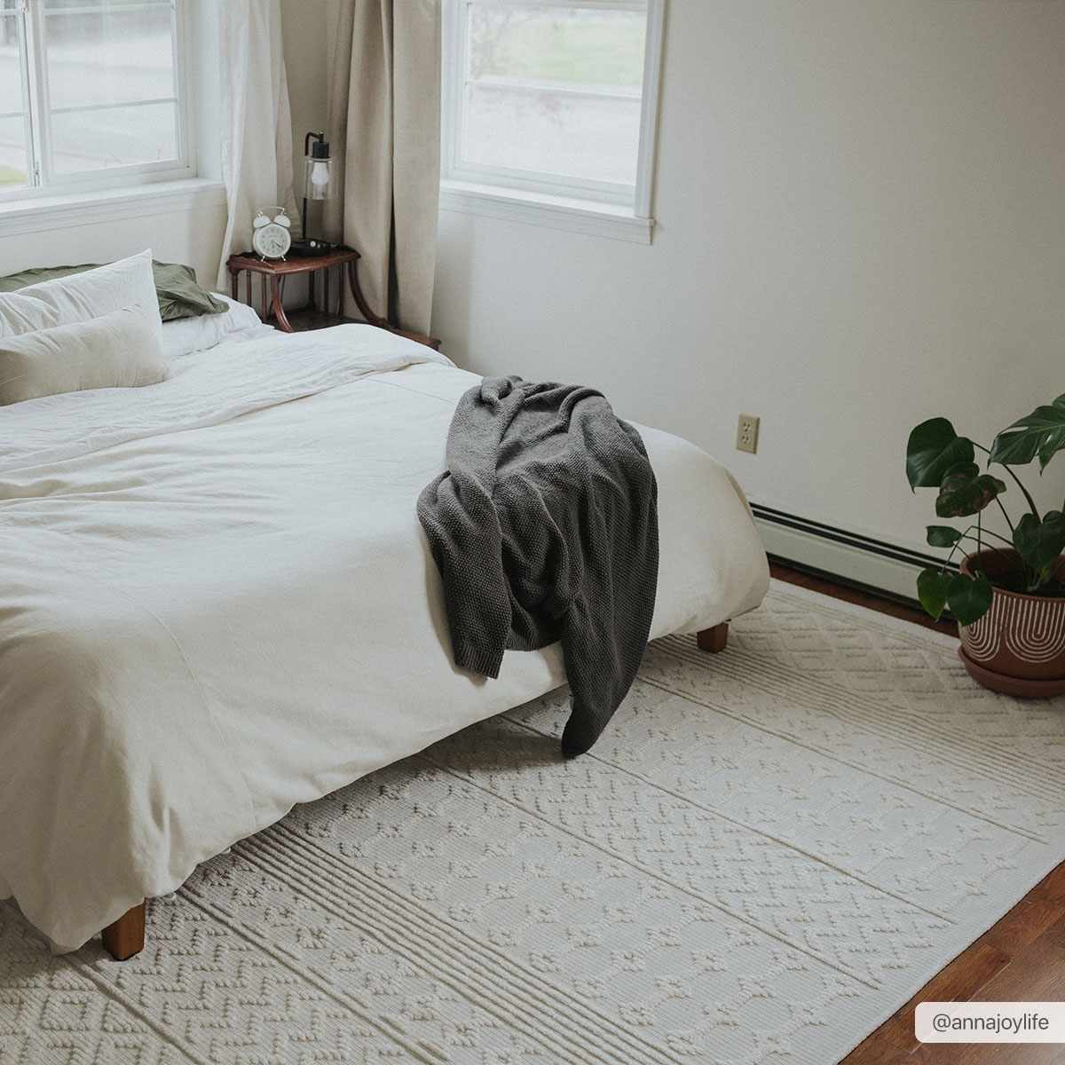 Hauteloom Drago SLYBDRAGOA1 White Machine Made Polypropylene Rug