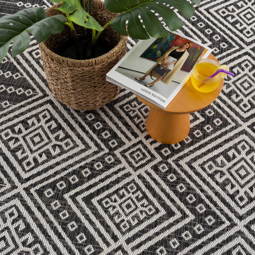 Hauteloom Frankville FRNKV Black Machine Made Polypropylene Rug