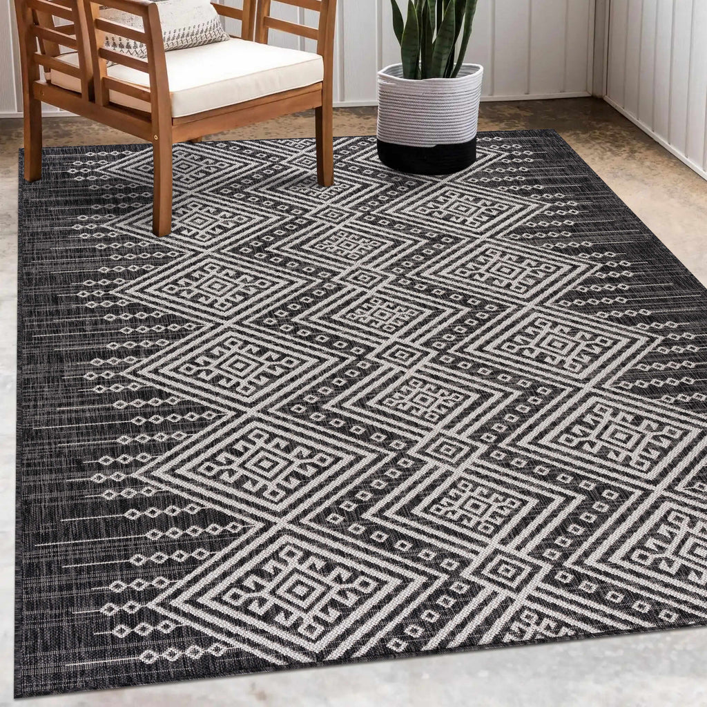 Hauteloom Frankville FRNKV Black Machine Made Polypropylene Rug