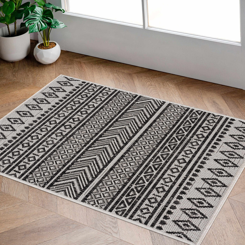 Hauteloom Imboden IMBO Black Machine Made Polypropylene Rug