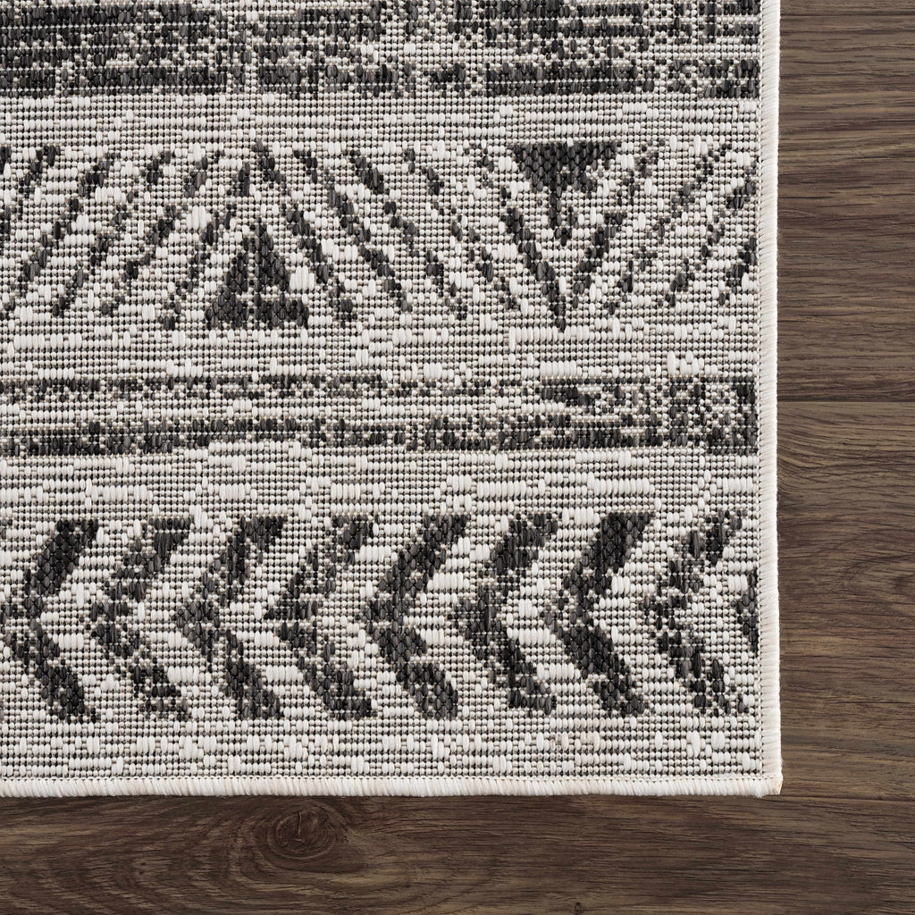 Hauteloom Catrine CATRI Black Machine Made Polypropylene Rug
