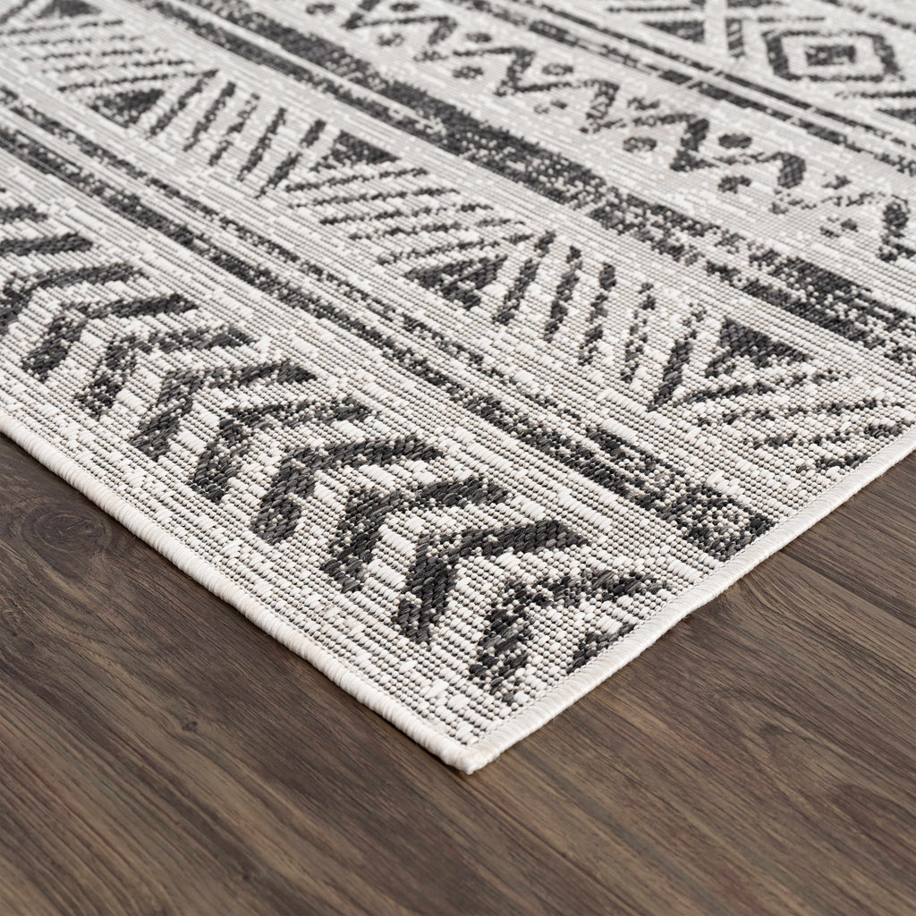 Hauteloom Catrine CATRI Black Machine Made Polypropylene Rug