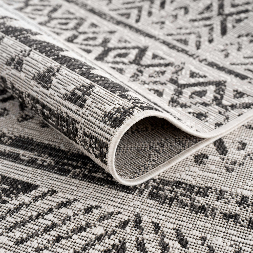 Hauteloom Catrine CATRI Black Machine Made Polypropylene Rug