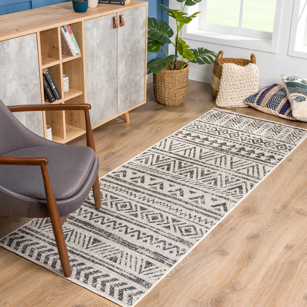 Hauteloom Catrine CATRI Black Machine Made Polypropylene Rug