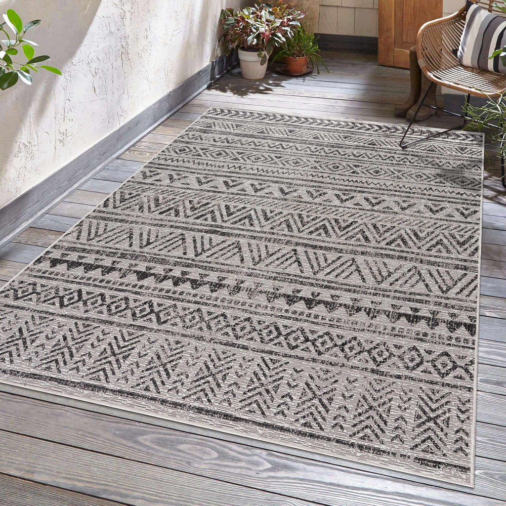 Hauteloom Catrine CATRI Black Machine Made Polypropylene Rug