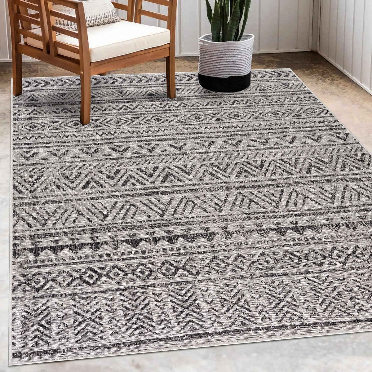Hauteloom Catrine CATRI Black Machine Made Polypropylene Rug