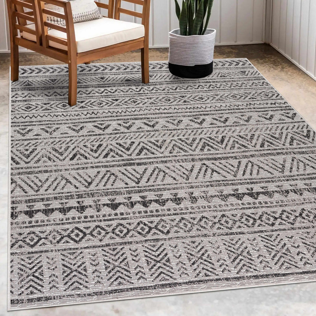 Hauteloom Catrine CATRI Black Machine Made Polypropylene Rug