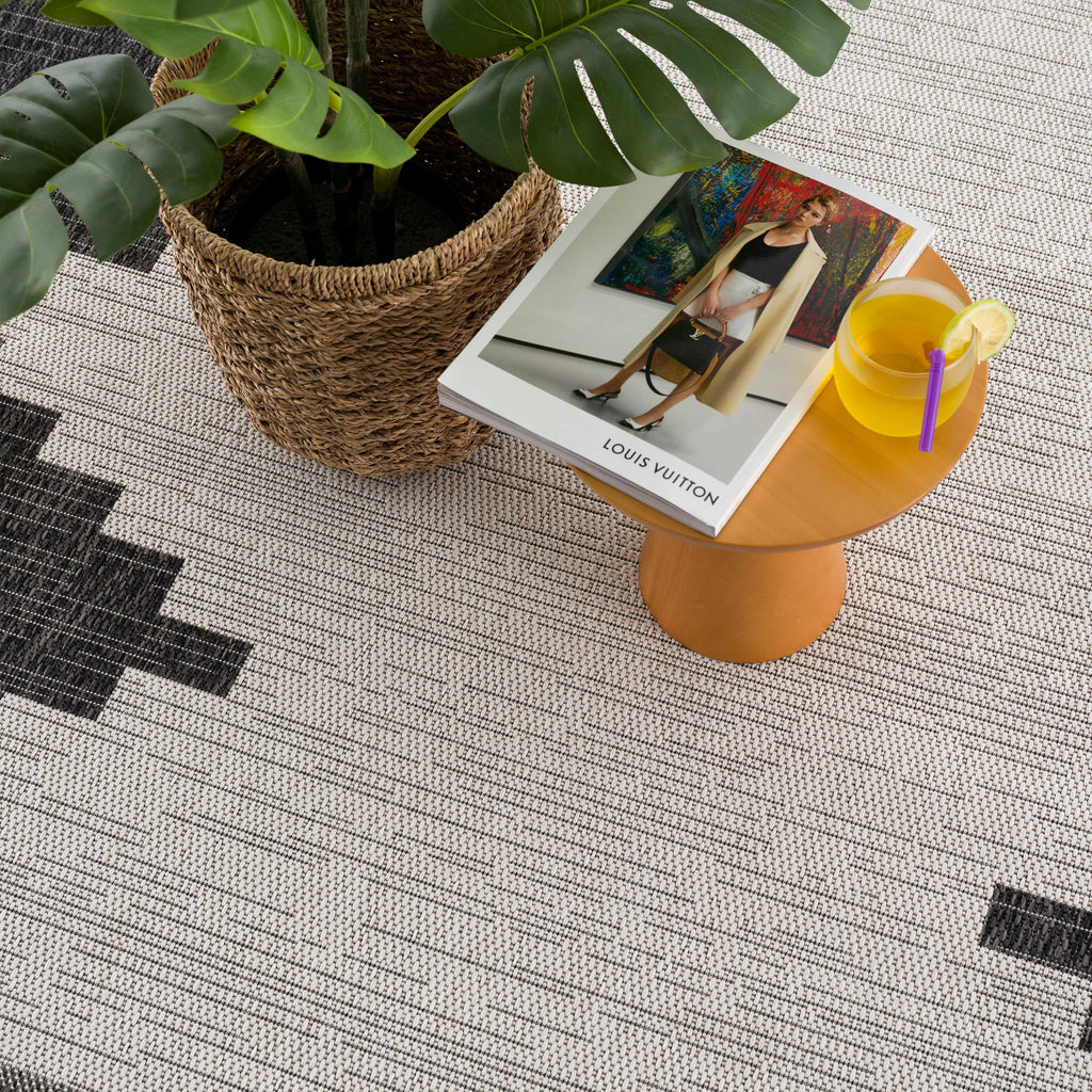 Hauteloom Djugun DJU Black Machine Made Polypropylene Rug