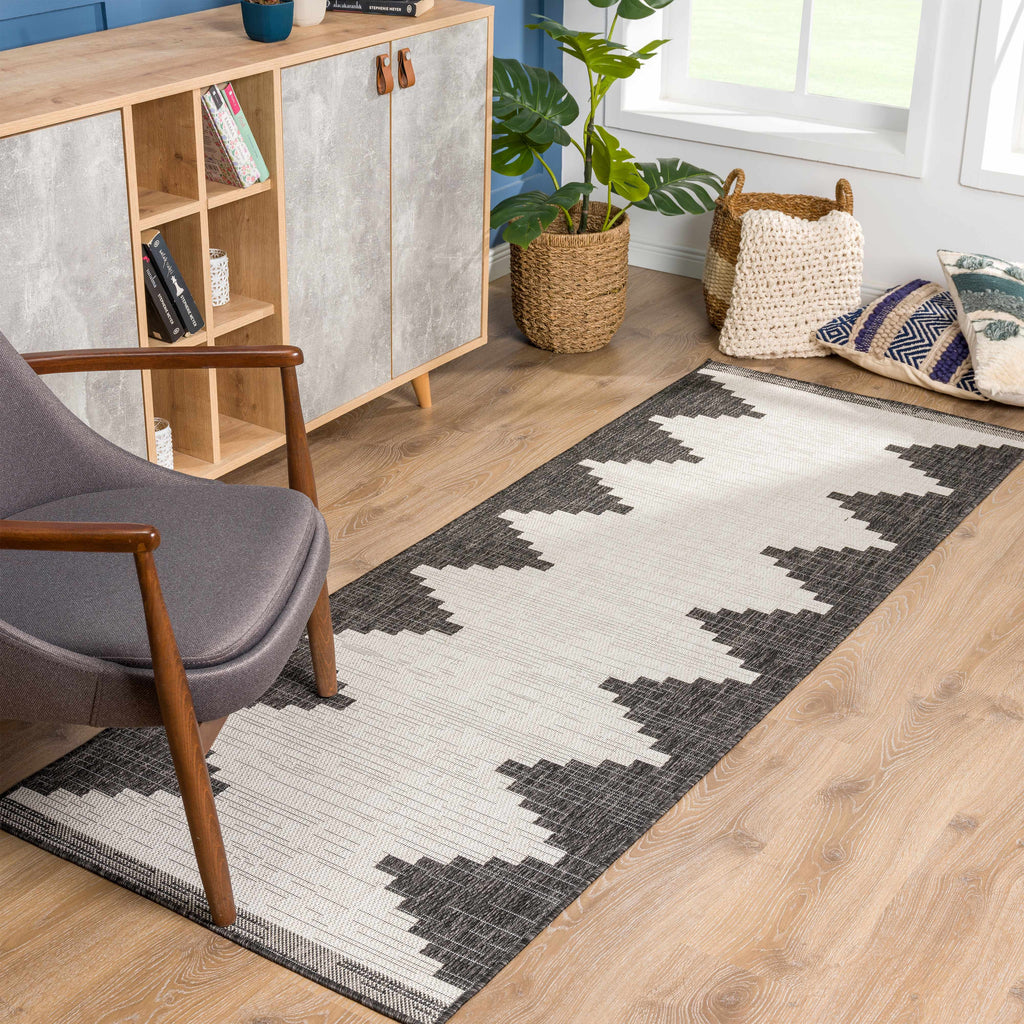 Hauteloom Djugun DJU Black Machine Made Polypropylene Rug