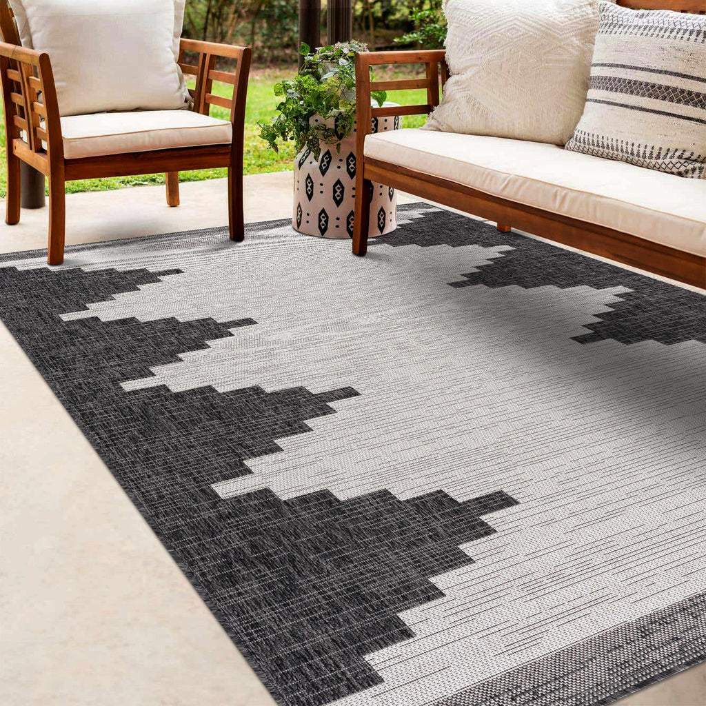 Hauteloom Djugun DJU Black Machine Made Polypropylene Rug