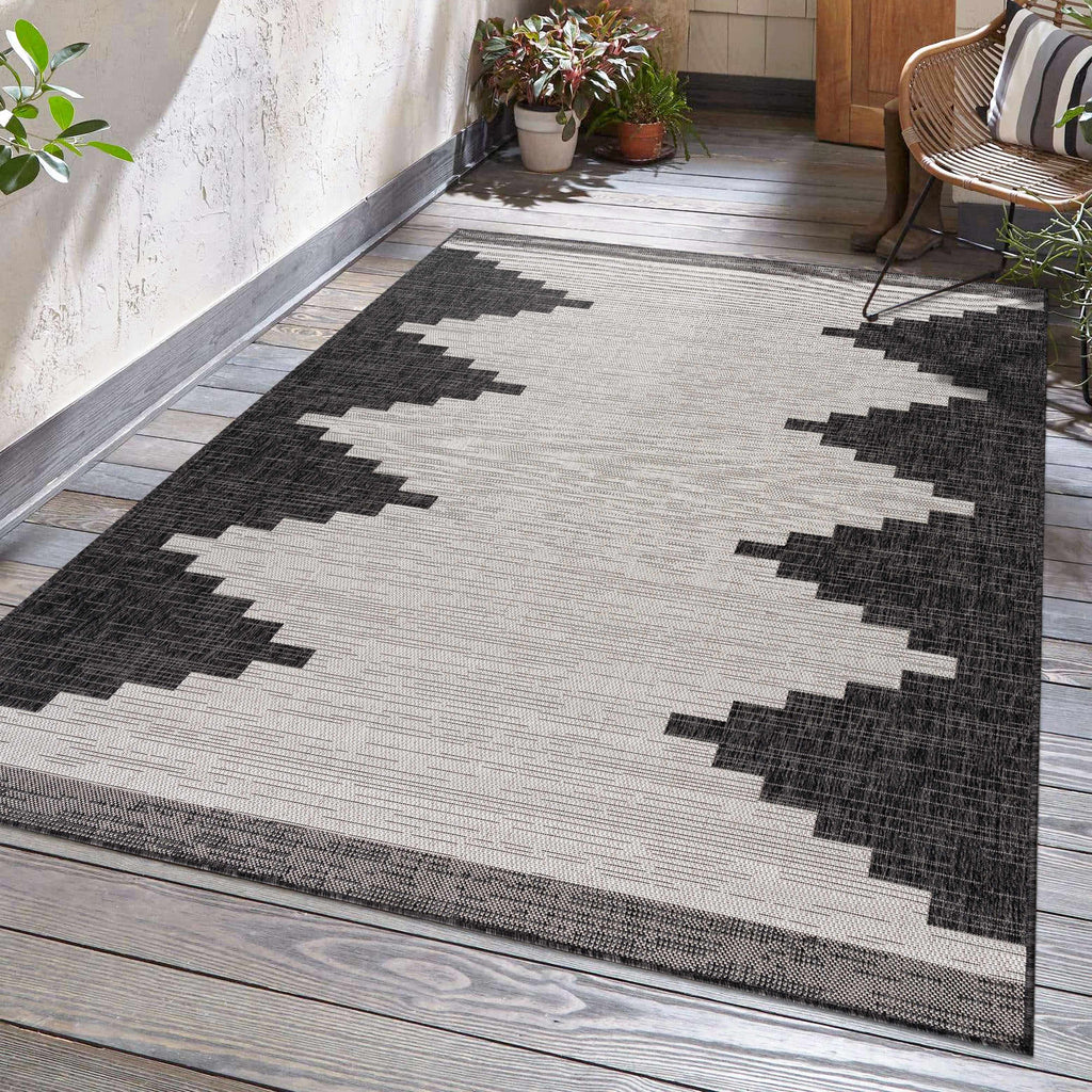 Hauteloom Djugun DJU Black Machine Made Polypropylene Rug