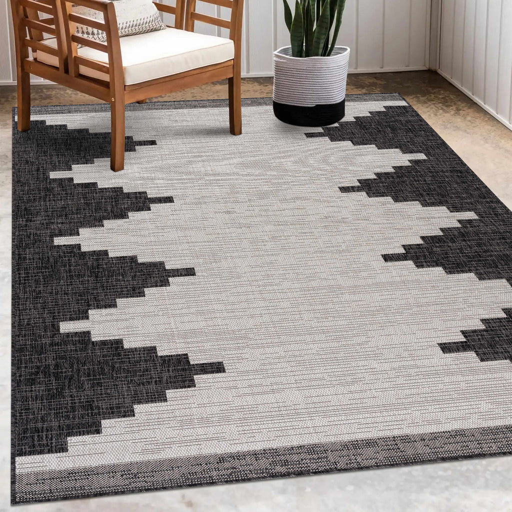 Hauteloom Djugun DJU Black Machine Made Polypropylene Rug