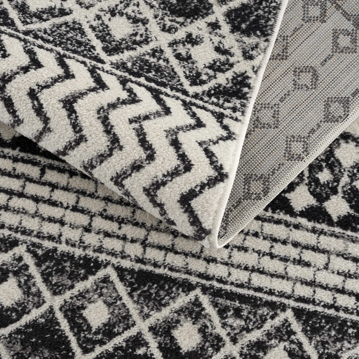 Hauteloom Constantinople CON Black Machine Made Polypropylene Rug