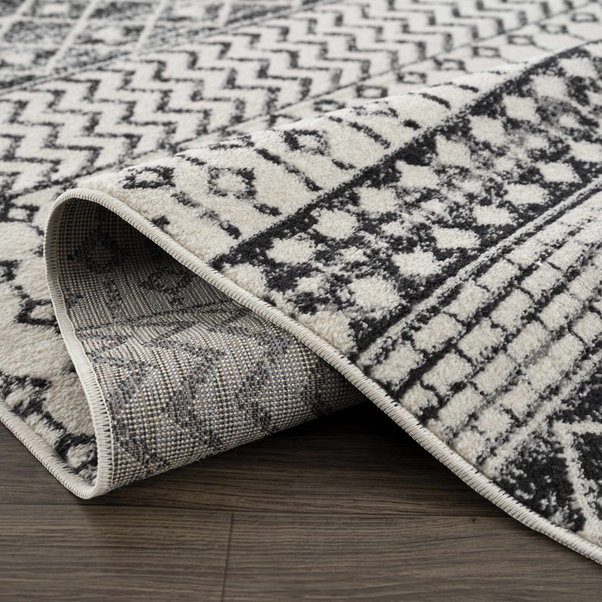 Hauteloom Constantinople CON Black Machine Made Polypropylene Rug