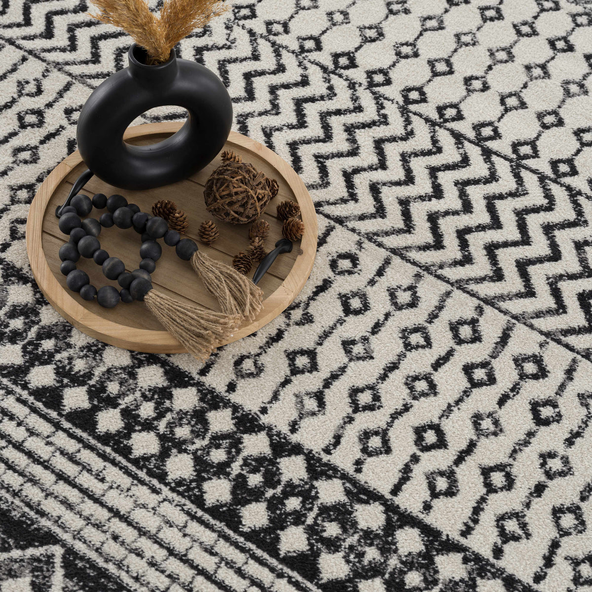 Hauteloom Constantinople CON Black Machine Made Polypropylene Rug