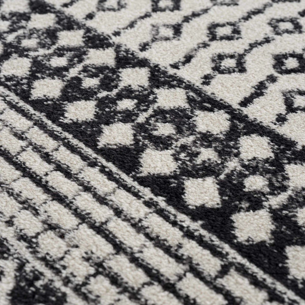 Hauteloom Constantinople CON Black Machine Made Polypropylene Rug