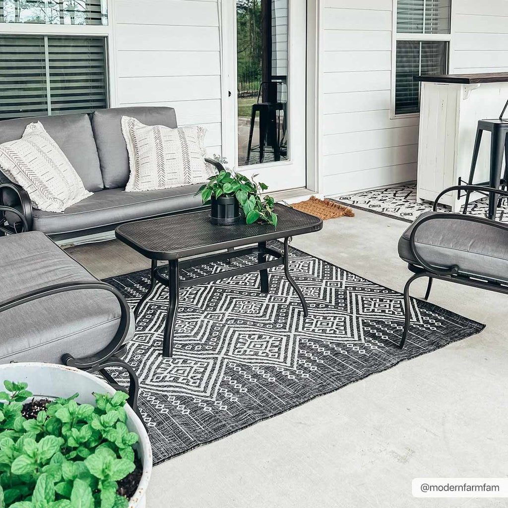 Hauteloom Frankville FRNKV Black Machine Made Polypropylene Rug
