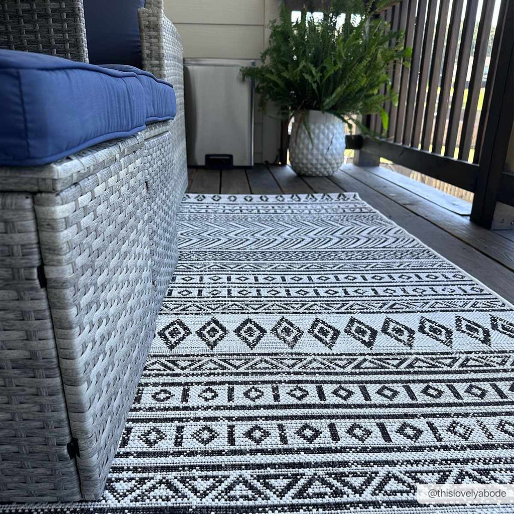 Hauteloom Imboden IMBO Black Machine Made Polypropylene Rug