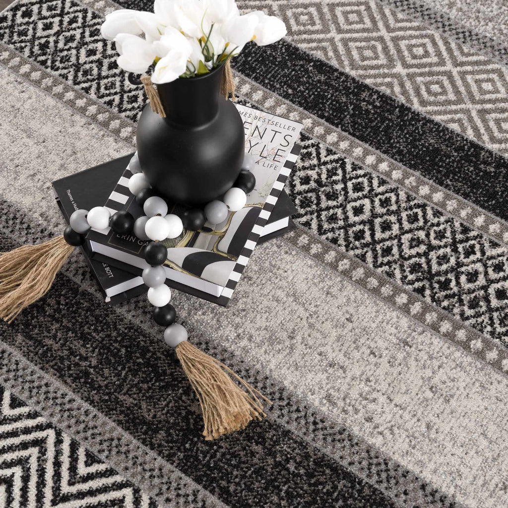 Hauteloom Middlestown MDDKA Black Machine Made Polyester Rug