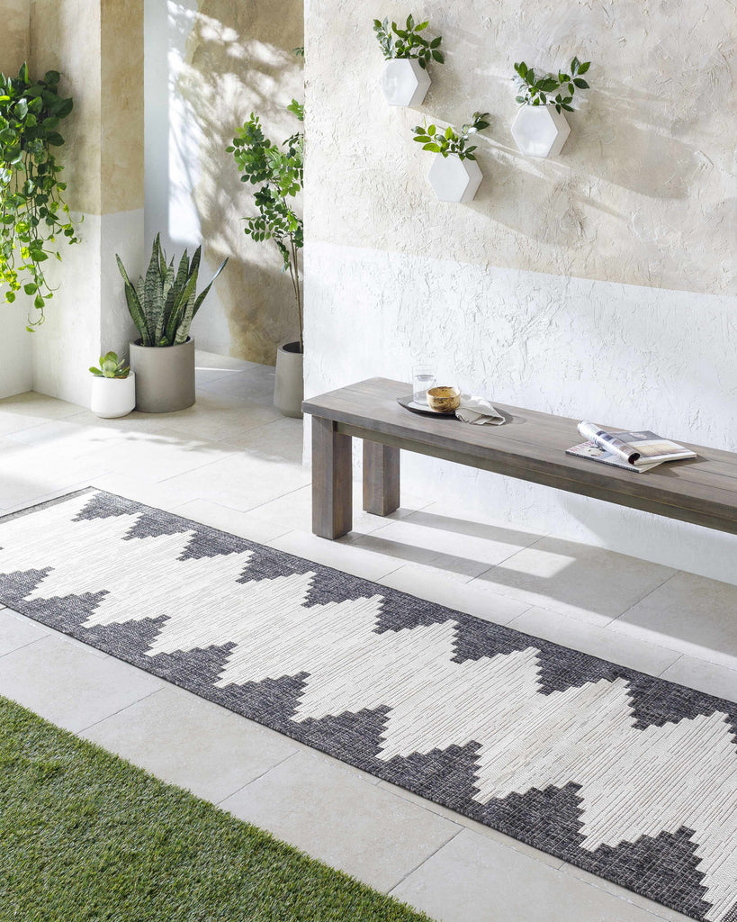 Hauteloom Djugun DJU Black Machine Made Polypropylene Rug