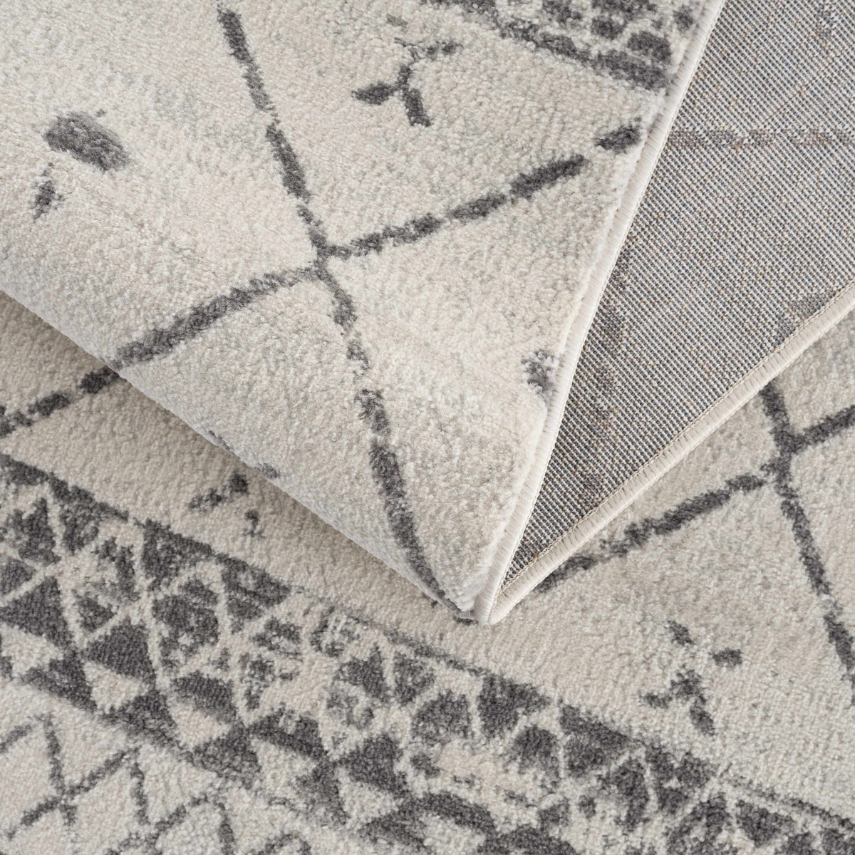 Hauteloom Newville NEWV White Machine Made Polypropylene Rug