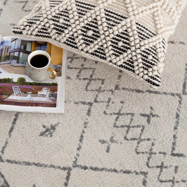 Hauteloom Newville NEWV White Machine Made Polypropylene Rug