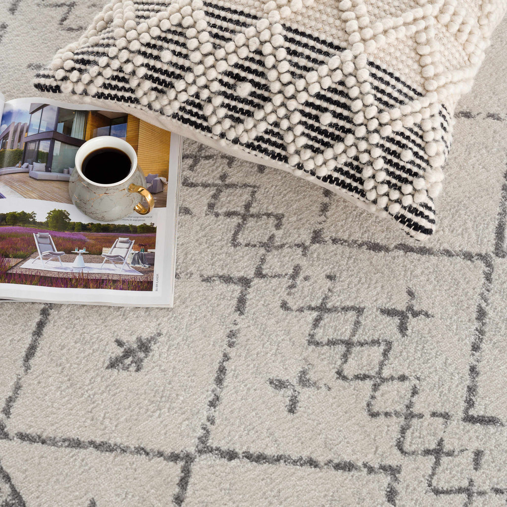 Hauteloom Newville NEWV White Machine Made Polypropylene Rug