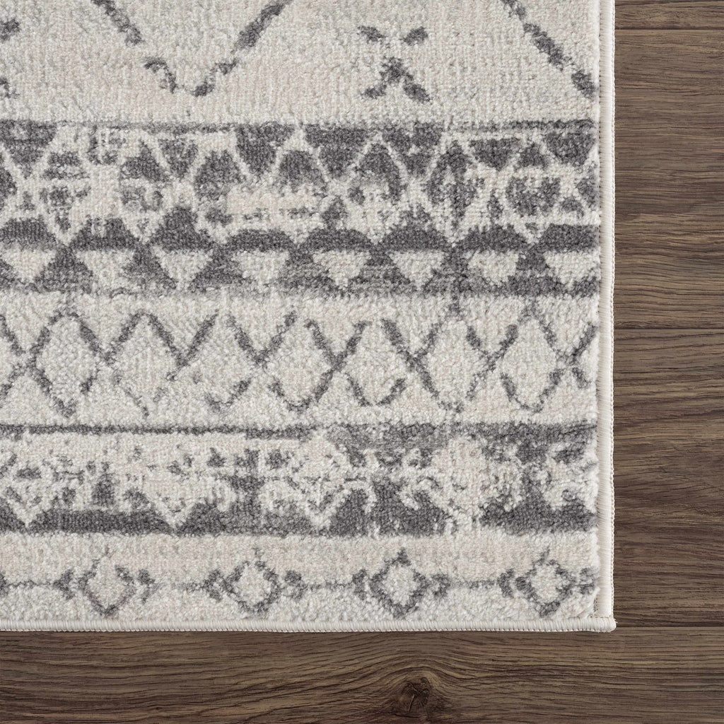 Hauteloom Newville NEWV White Machine Made Polypropylene Rug