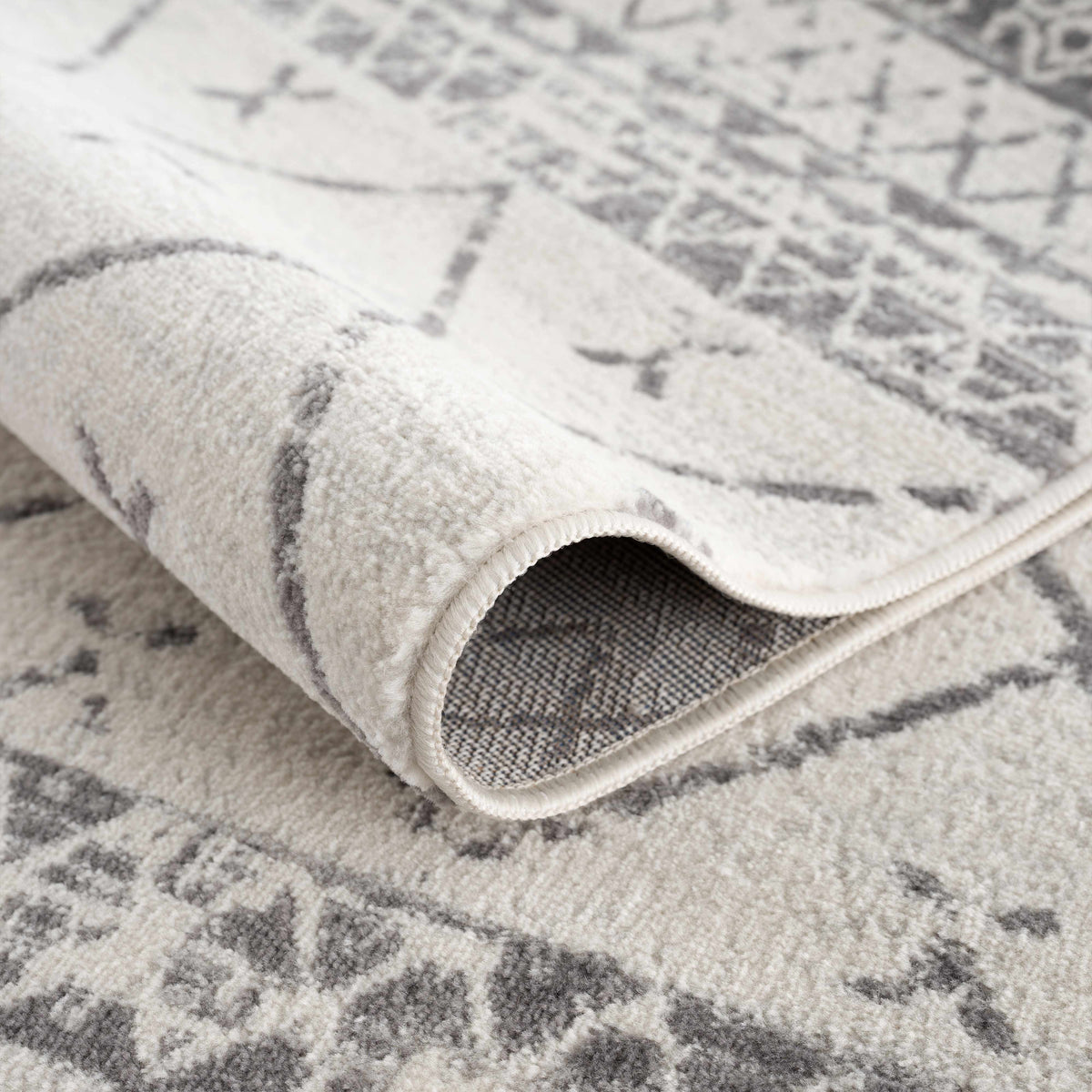 Hauteloom Newville NEWV White Machine Made Polypropylene Rug
