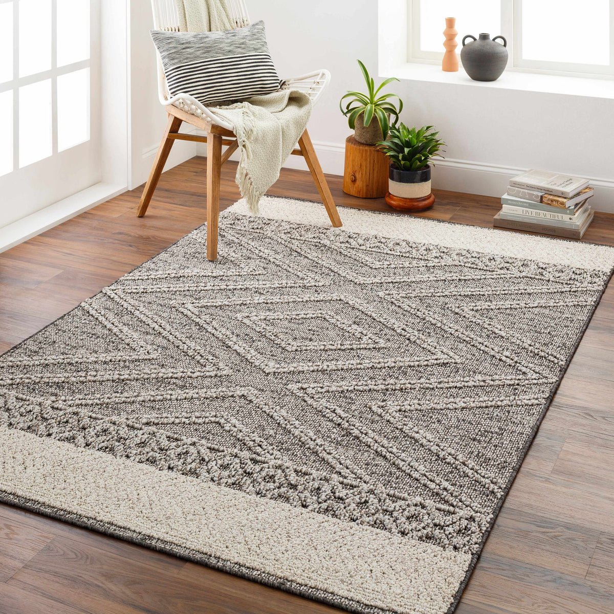 Hauteloom Areli SSSBARELIA5 Black Machine Made Polypropylene Rug