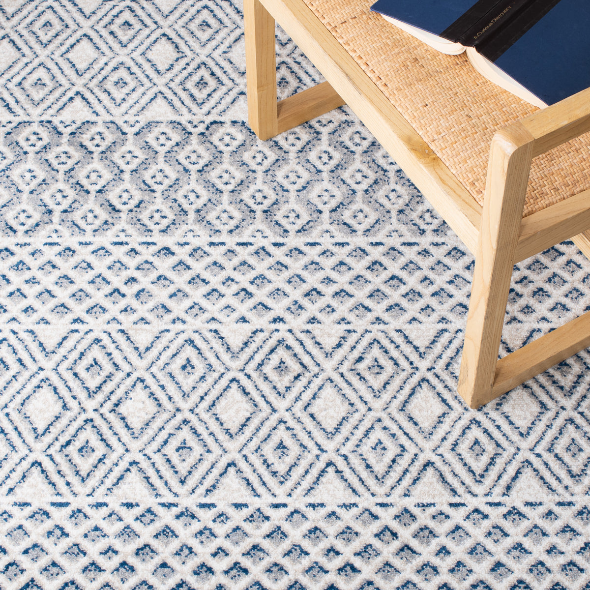 Safavieh Clearance Belmont BMT132B Ivory Rug