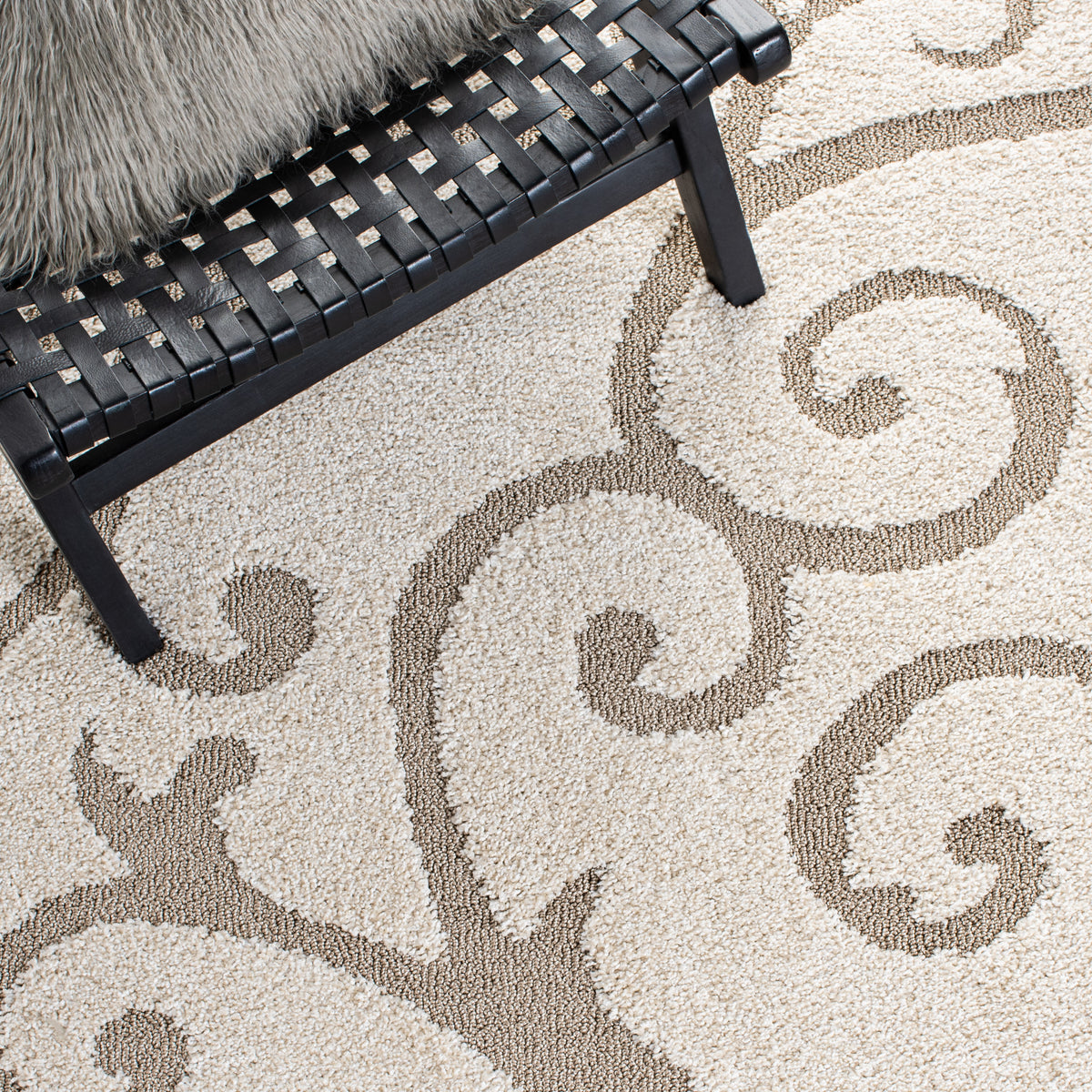 Safavieh Clearance Shag SG455-13LT Ivory Rug